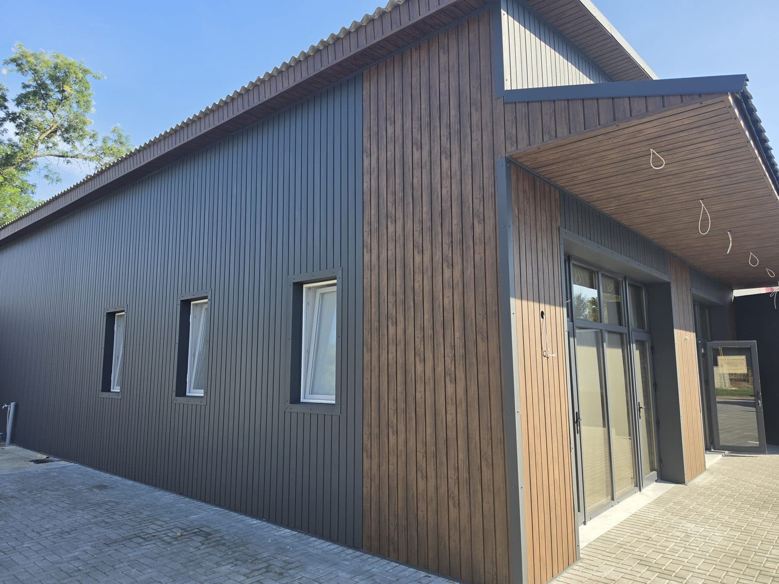 Peretele lateral placat cu lambriu antracit