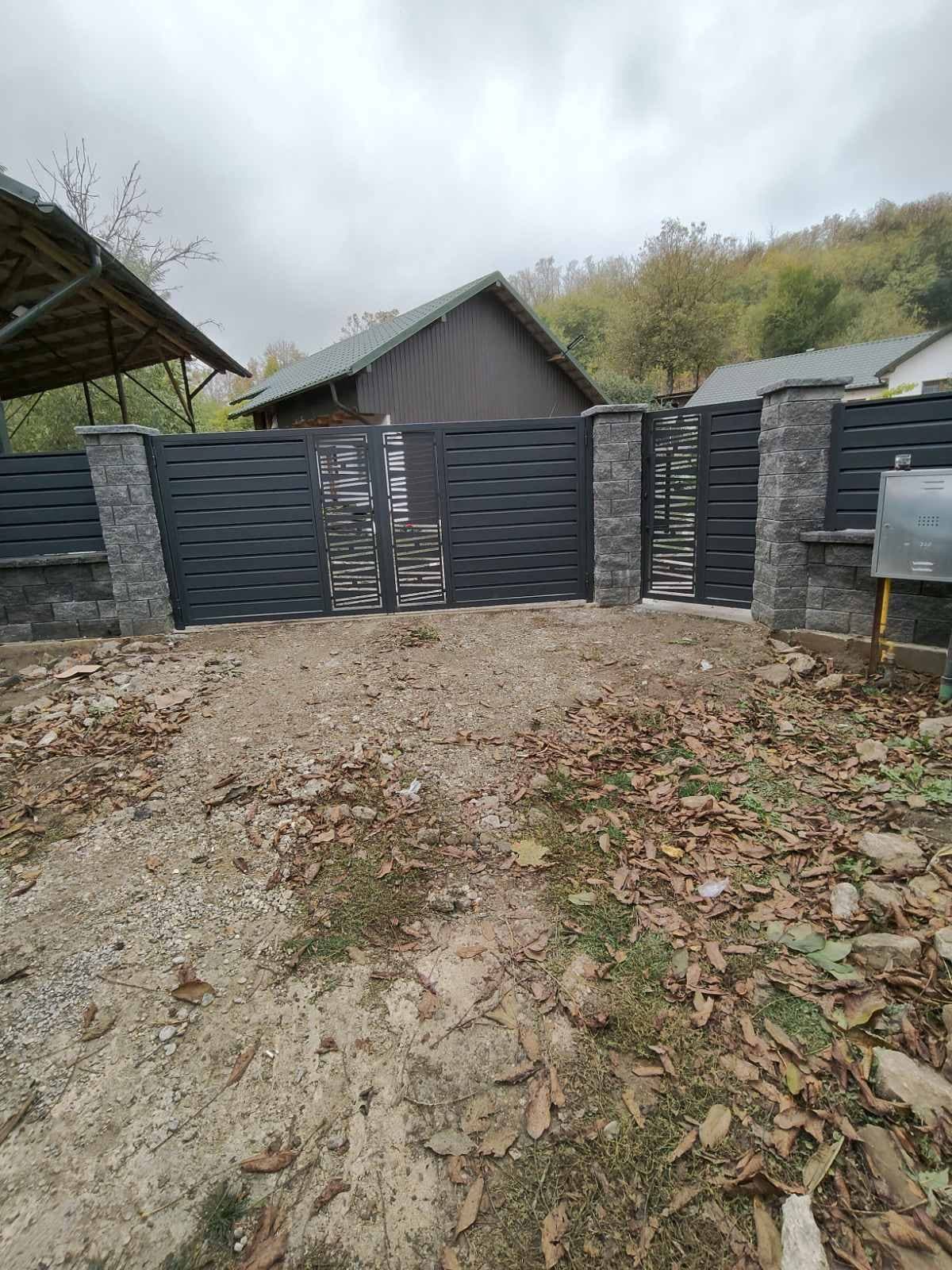Gard IL100 pe soclu din piatră, cu porți decupate cu laser